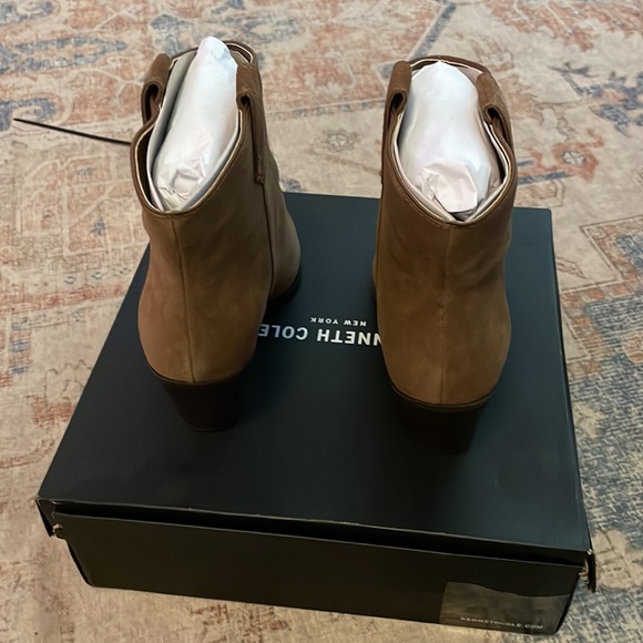 New-Kenneth Cole Women's Kara Loafer, size 9 - Picture 7 of 15